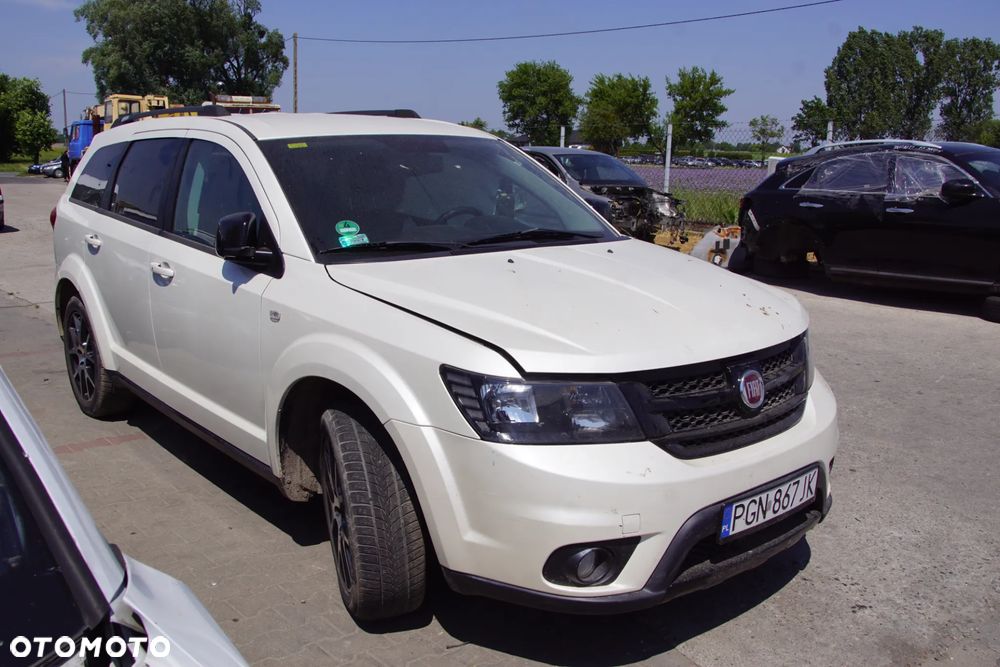 Auto na części - Fiat Freemont 2.0 MultiJet 170 KM 939B5000 62TE PWH 2014R Silnik Skrzynia Drzwi Maska Błotnik Klapa Zderzak Lampa Lusterko Klamka Szyba Deska Kokpit Sterownik Moduł Czujnik Licznik Wyświetlacz Panel Kierownica - 9