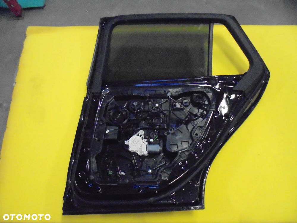 MERCEDES C KLASA W206 DRZWI TYLNE PRAWE KOMPLETNE - 4