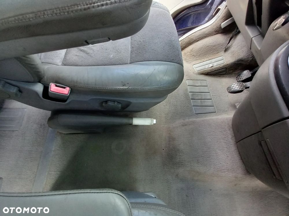 VW TRANSPORTER T5 MULTIVAN KOMPLETNA PRZEKŁADKA FOTELI DYWANÓW PODSUFITKI BOCZKI SŁUPKI NA MULTIVAN KOMPLET Z STOLIKIEM I ROLETĄ SKÓRA ALCANTARA - 26