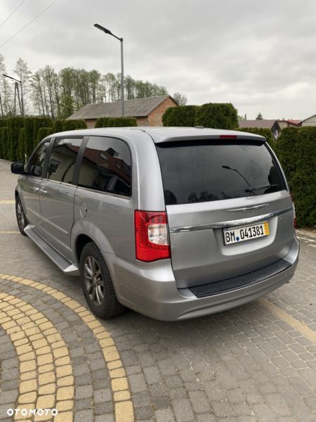 Chrysler Town & Country - 3