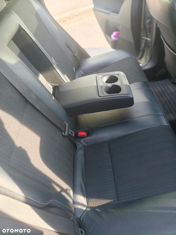 Toyota Auris ver-1-8-hsd-luna - 23