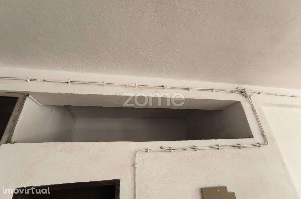 Garagem / Armazém com 85m2, p/ 6 carros, arrecadação e WC no Arneir... - Grande imagem: 5/5