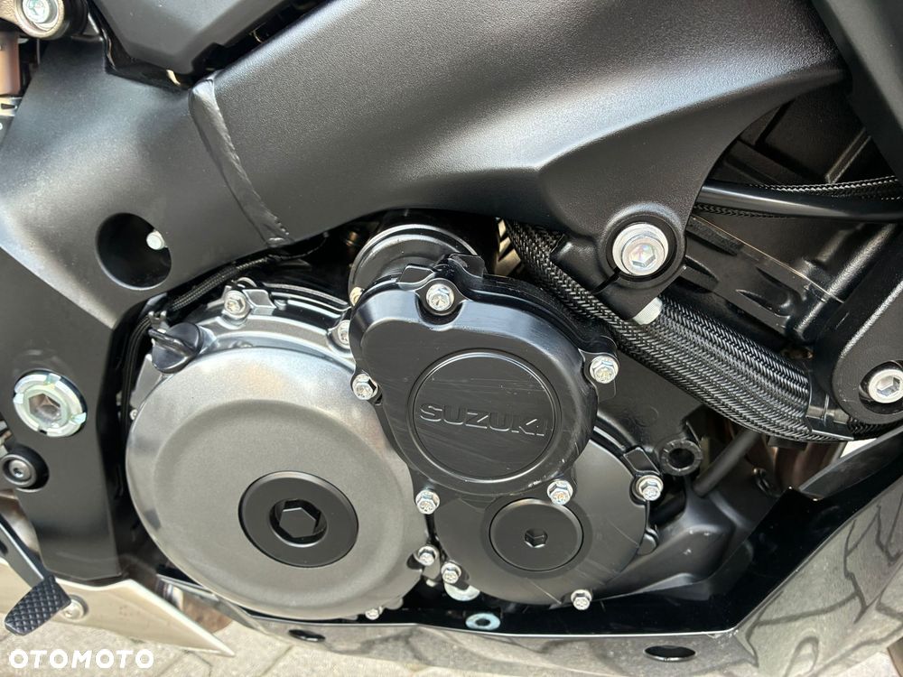Suzuki GSX - 27