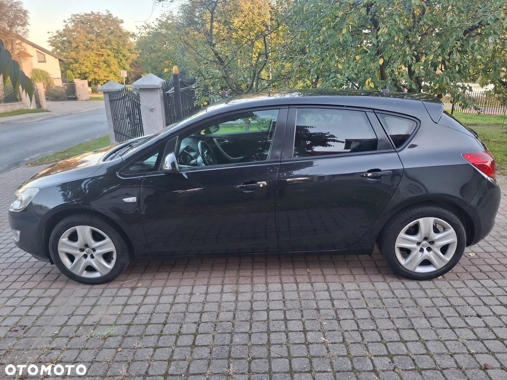 Opel Astra 2012 photo 2