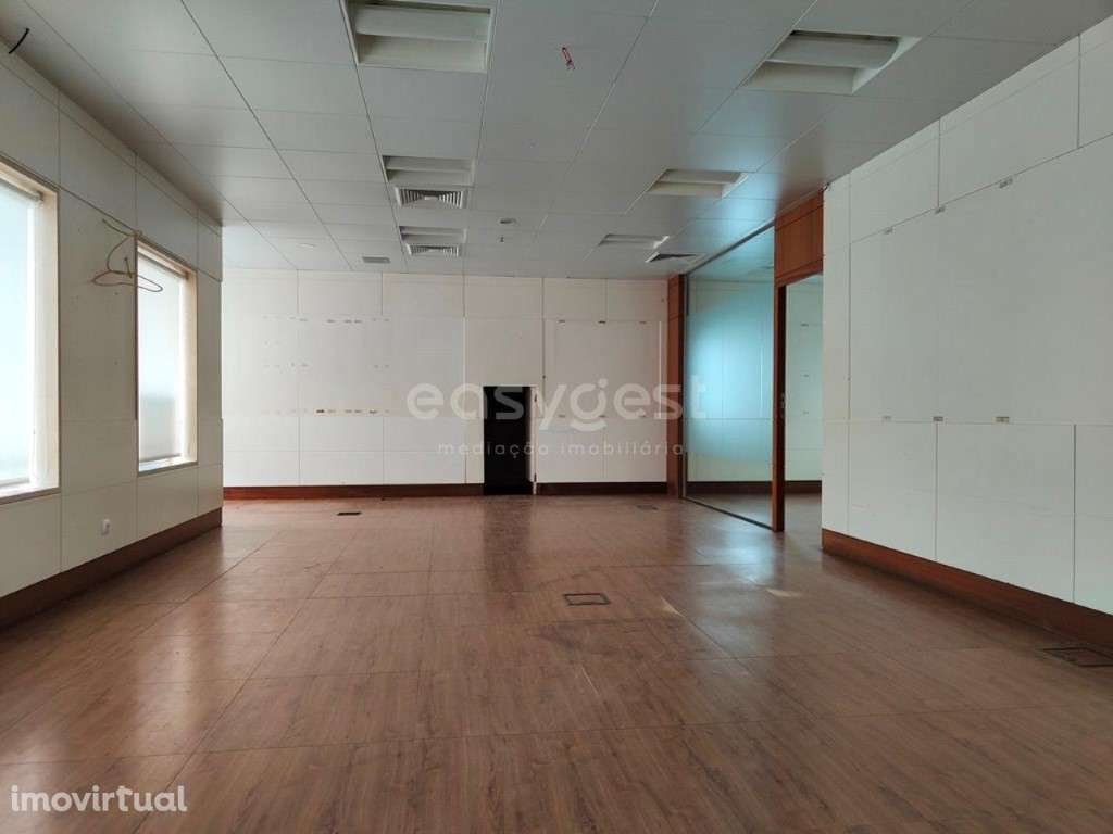 Lojas com boas áreas localizadas em vila de São Teotónio - Grande imagem: 2/20