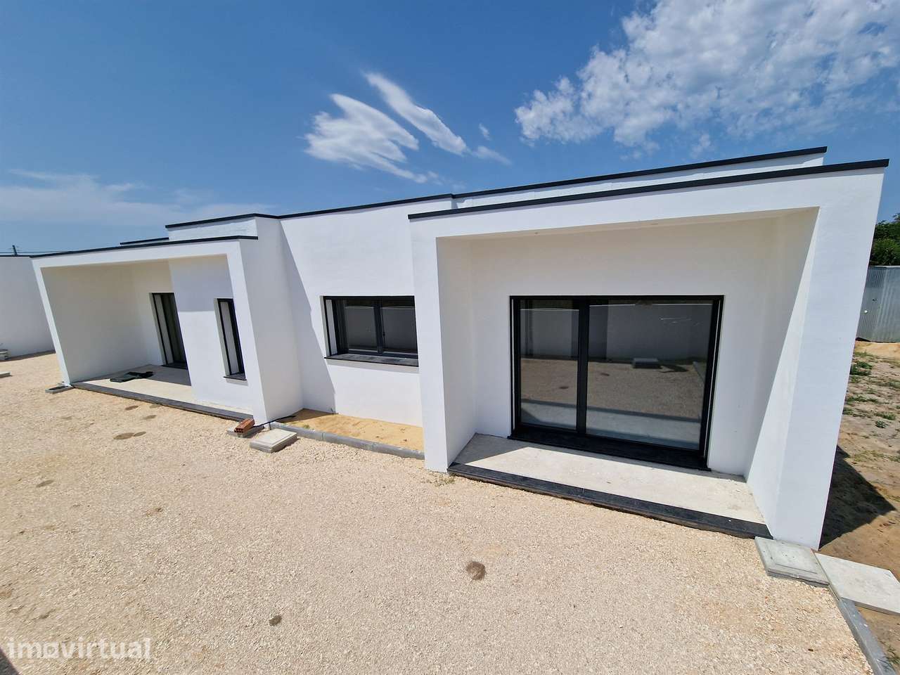 Moradia térrea T3 geminada por garagem - Grande imagem: 2/14