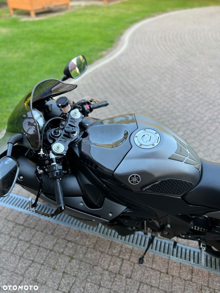Yamaha R1 - 25