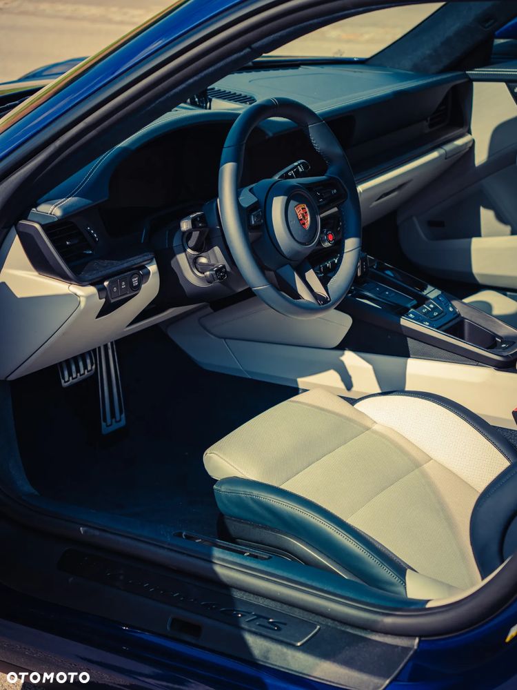 Porsche 911 Carrera 4 GTS - 3