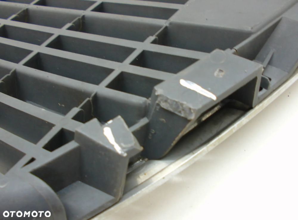 Mercedes W210 Grill    210 880 05 83 - 6