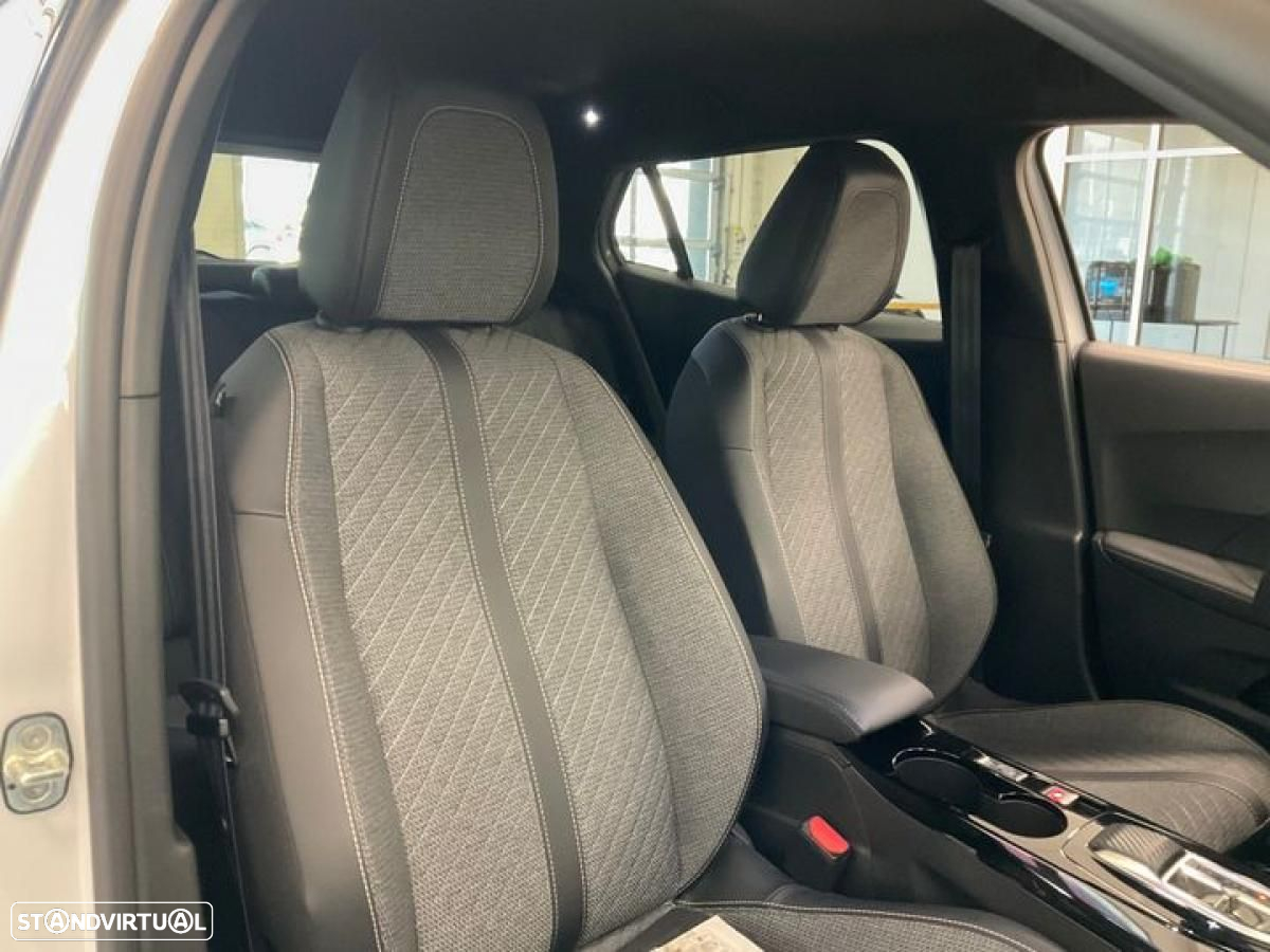 Peugeot 2008 1.2 PureTech Allure EAT8 - 11