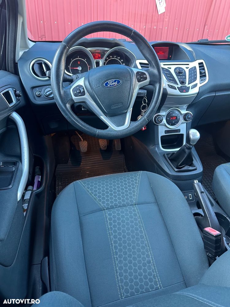 Ford Fiesta 1.6 TDCi DPF Ghia - 6