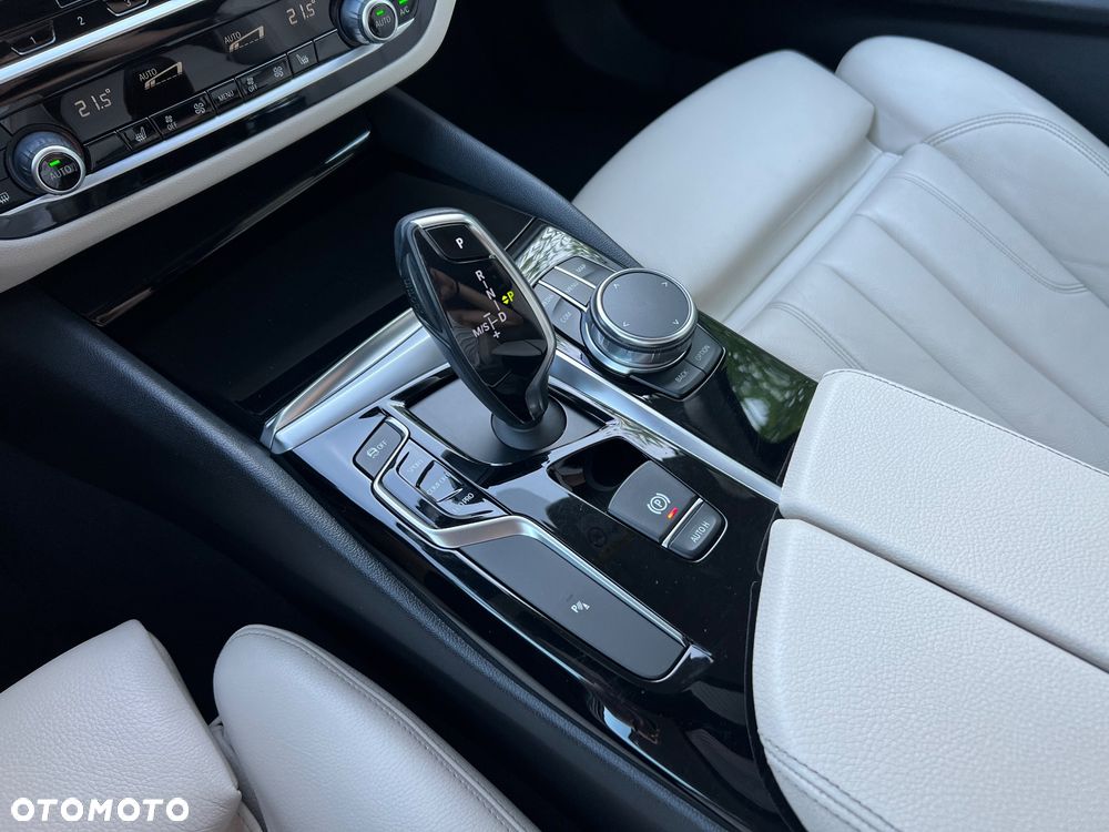 BMW Seria 5 520d xDrive Luxury Line sport - 31