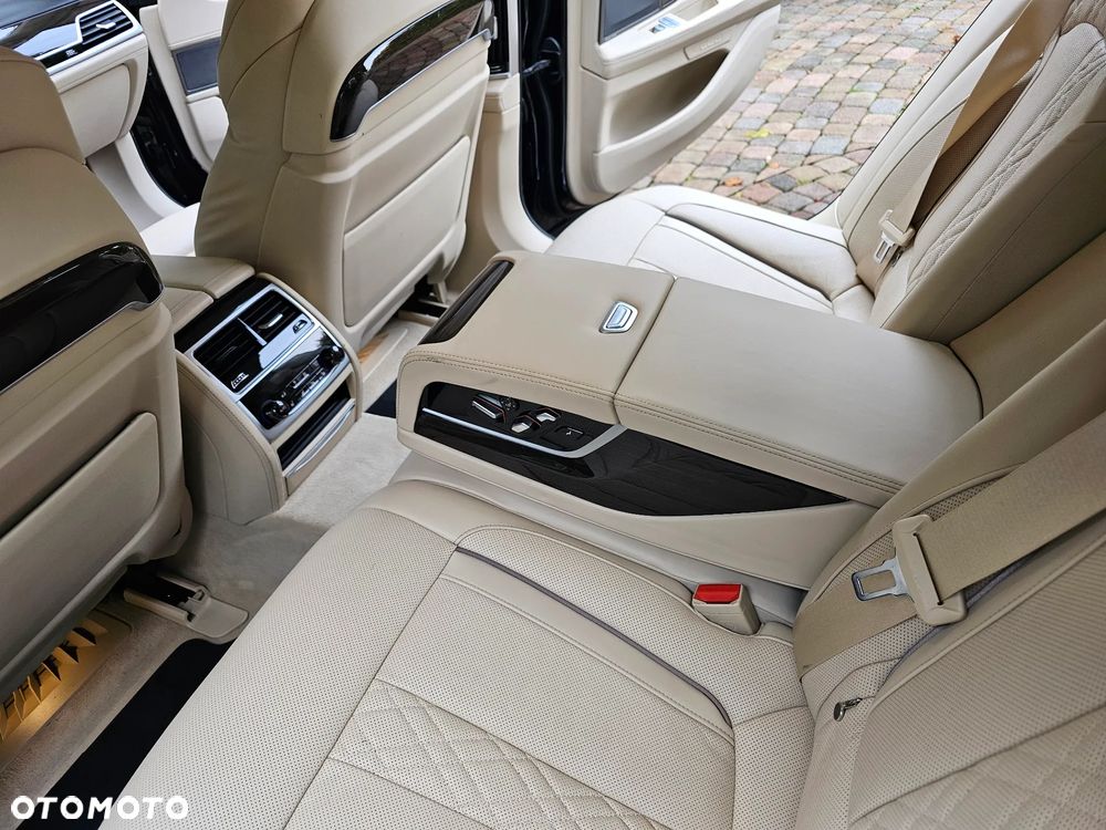 BMW Seria 7 730d mHEV - 38