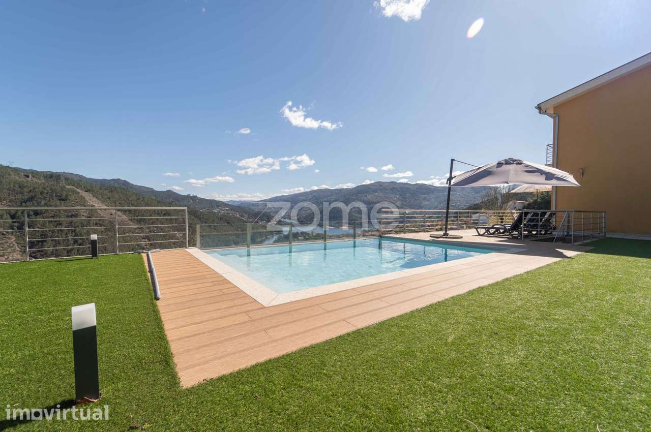 Moradia individual com piscina e garagem em Rio Caldo -Terras de Bouro