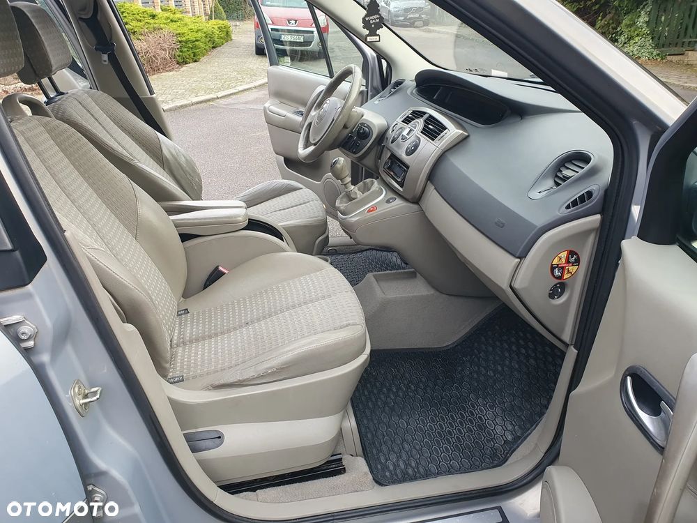 Renault Scenic 2.0 Confort Privilege - 8