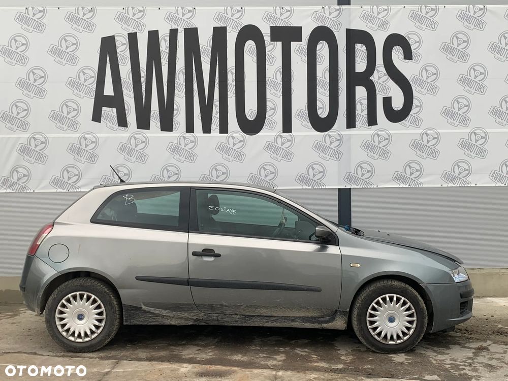 FIAT STILO 2005 *SAMOCHÓD NA CZĘŚCI* 2523 MASKA, LAMPA, DRZWI, LUSTERKO, ZDERZAK, GRILL, BŁOTNIK, KLAPA, BELKA, DESKA, FOTELE, KANAPA, ĆWIARTKA, KIEROWNICA, TARCZE, ZACISKI, ZAWIESZENIE, KOMPLETNY PRZÓD, KOMPLETNY TYŁ, LICZNIK, ZEGARY, PRAWE LEWE PRZÓD TYŁ - 3