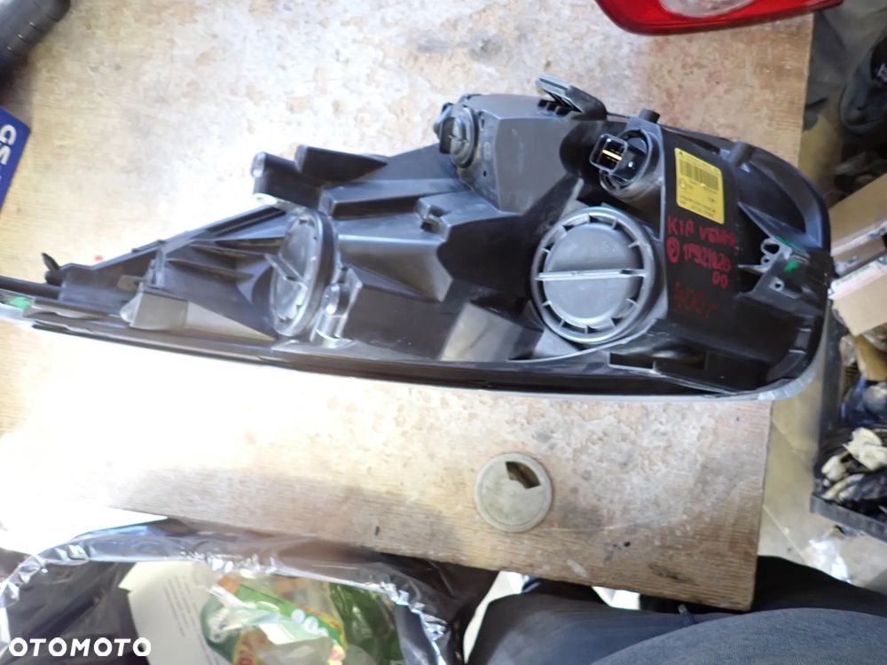 KIA VENGA LAMPA PRAWY PRZÓD EUROPA 1P92102G00 - 8