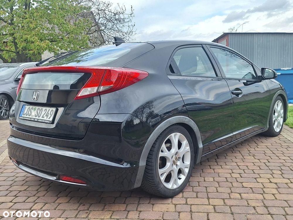 Honda Civic 1.8 i-VTEC Executive Black Edition - 4