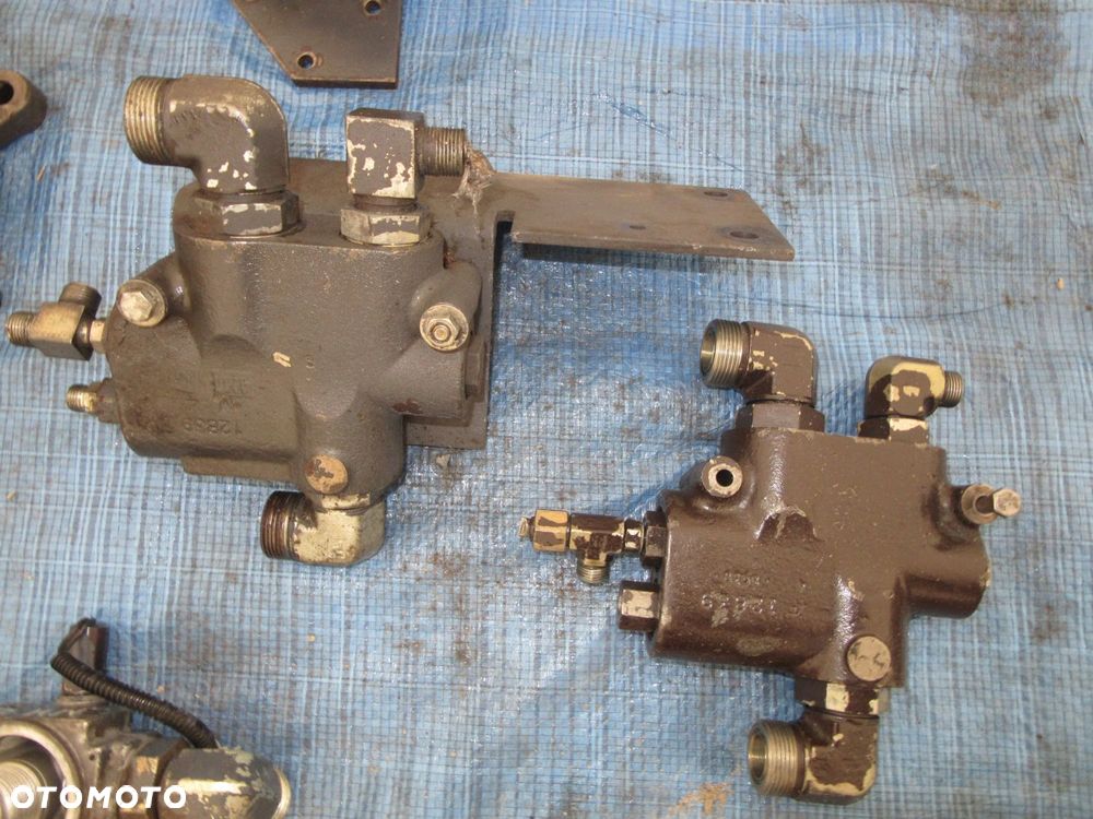 Zawór pierwszeństwa priorytetowy 9821382 New Holland 8670 8770 8870 8970A - 1