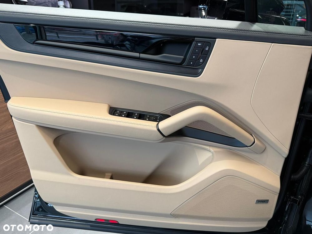 Porsche Cayenne - 16