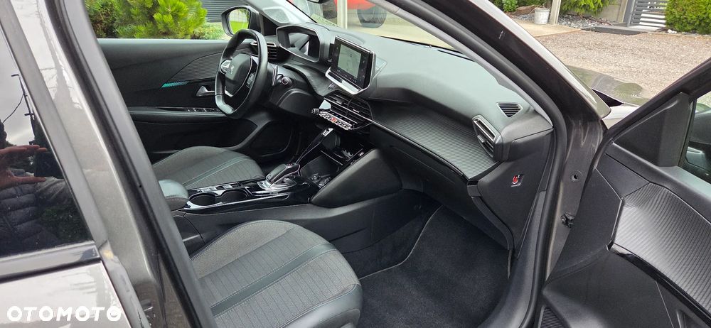 Peugeot 208 - 8