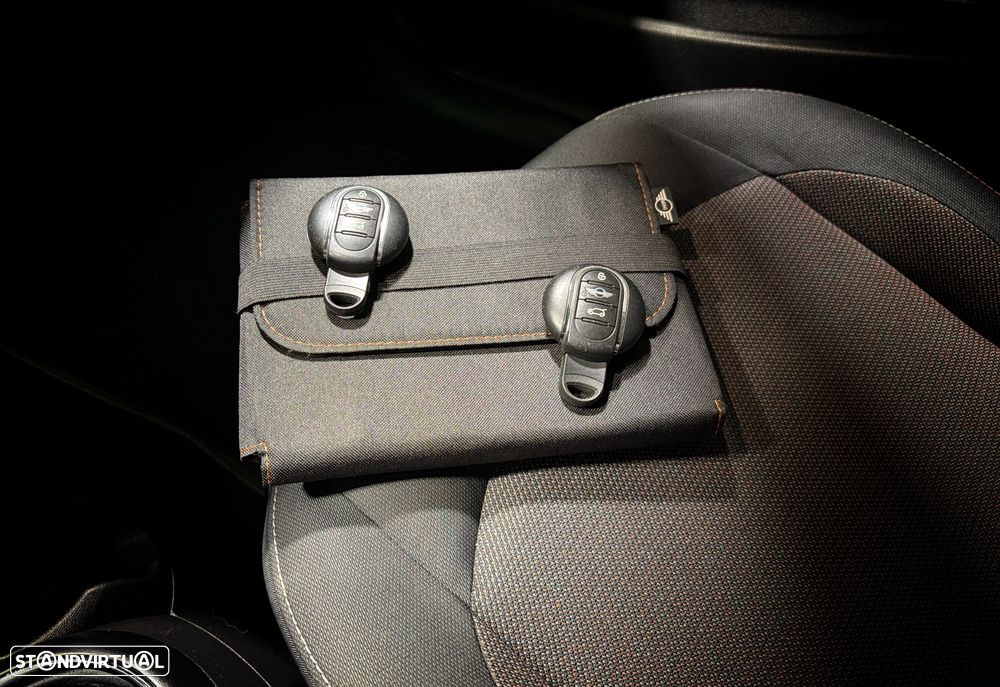 MINI 3 Portas Cooper D Aut. - 33