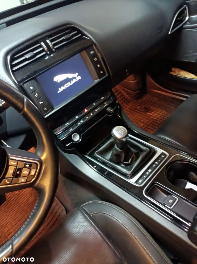 Jaguar XE 2.0 D Prestige - 8