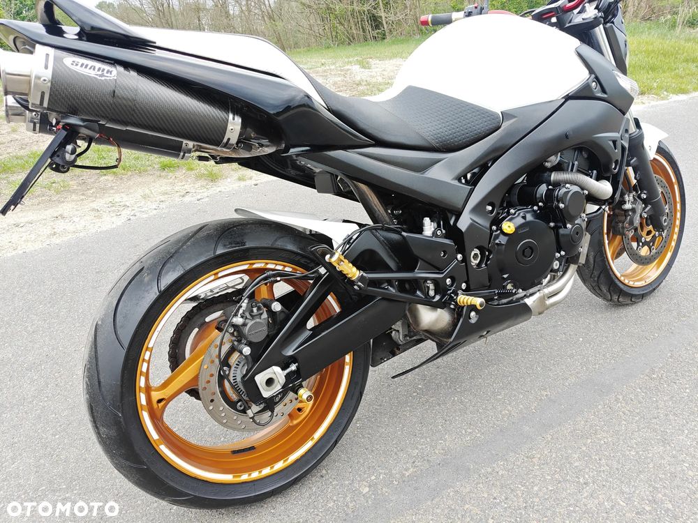 Suzuki GSR - 10