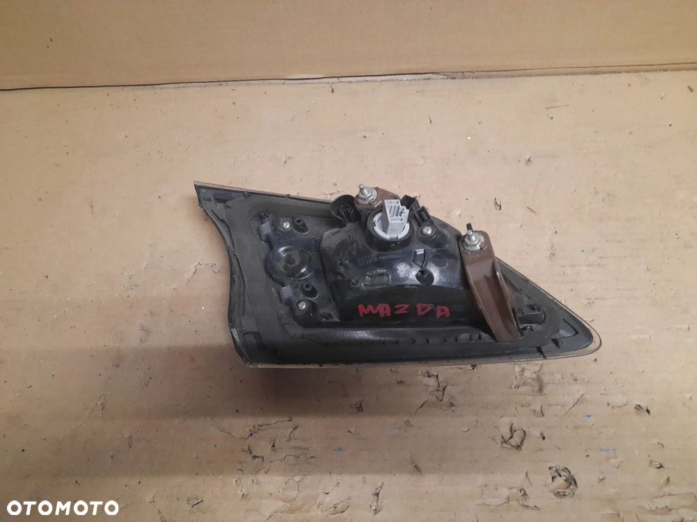 LAMPA TYŁ TYLNA PRAWA W KLAPE MAZDA 3 - 6