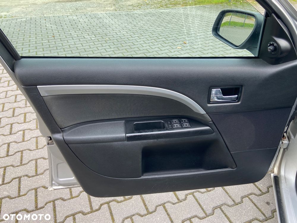 Ford Mondeo 1.8 Ghia - 11