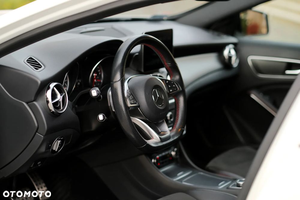 Mercedes-Benz GLA 220 4-Matic AMG Line - 24