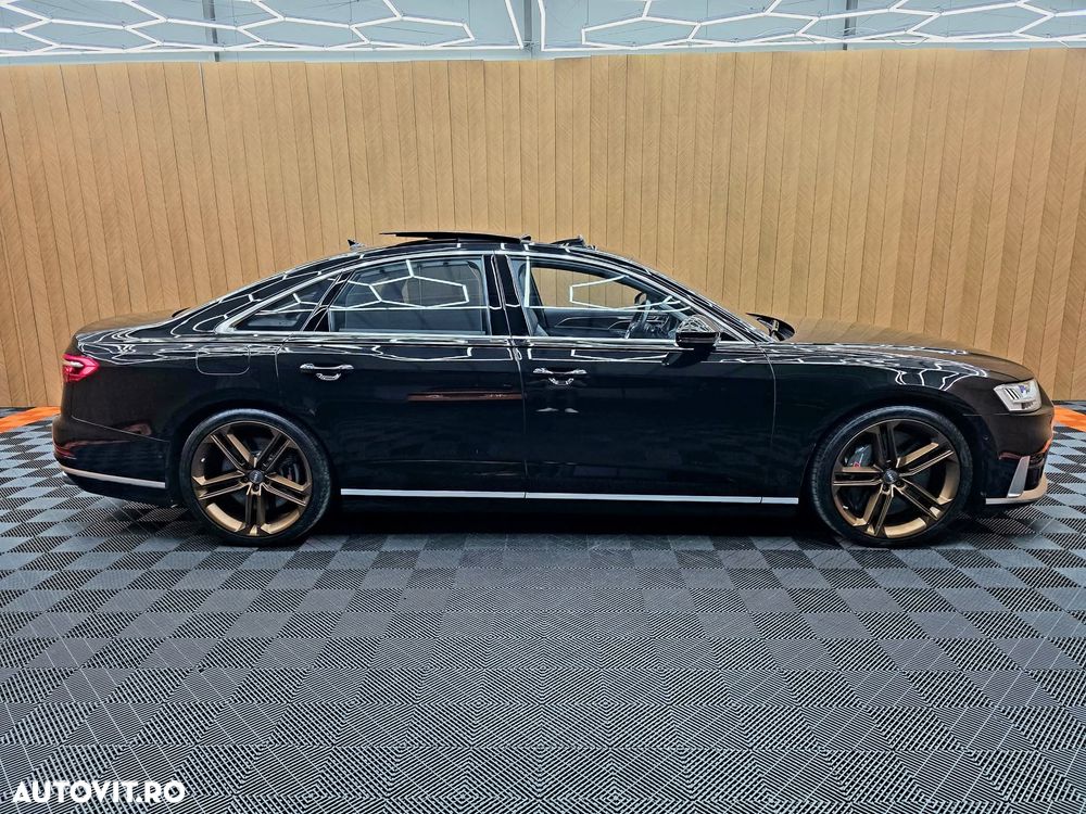 Audi S8 - 12
