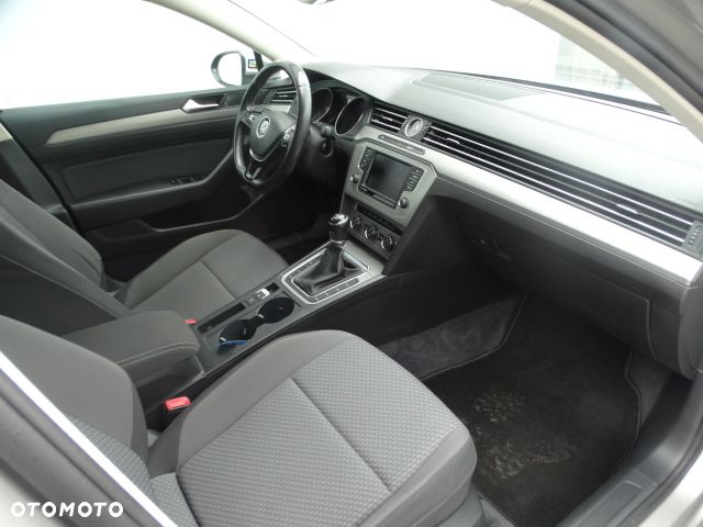 Volkswagen Passat 1.6 TDI SCR BlueMotion Trendline - 17