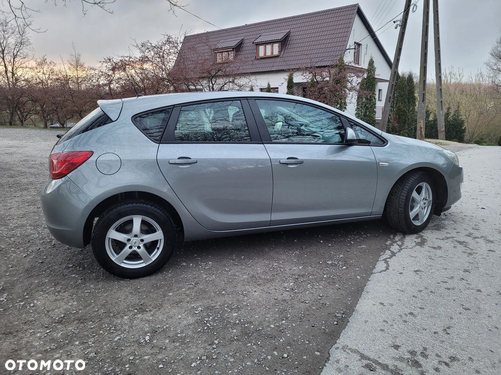 Opel Astra 1.6 Innovation - 21