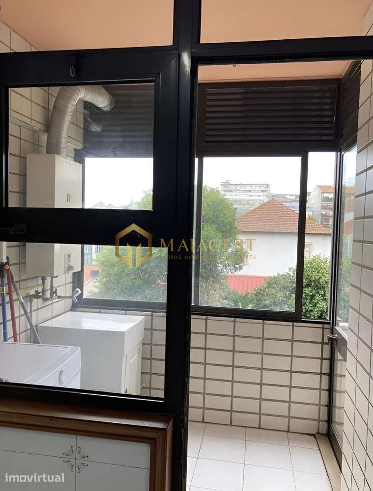 T2 muito luminoso com varanda, garagem e localização central - Grande imagem: 4/13