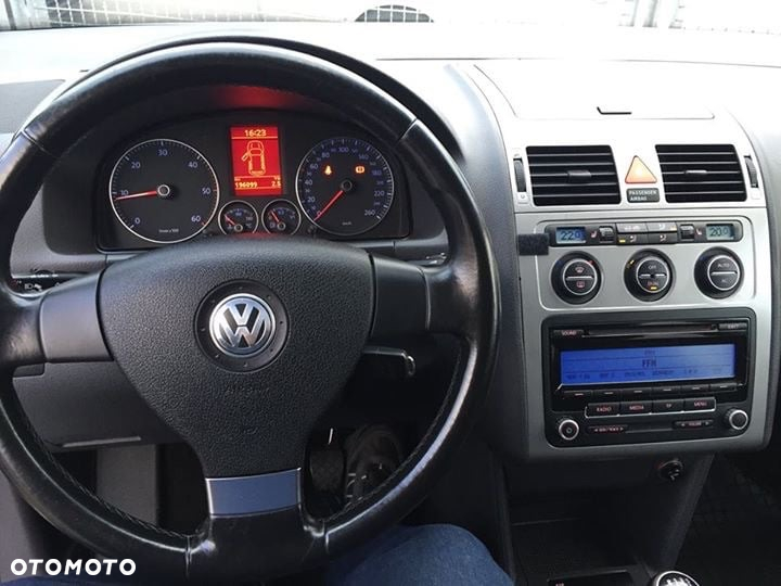 Volkswagen Touran - 4