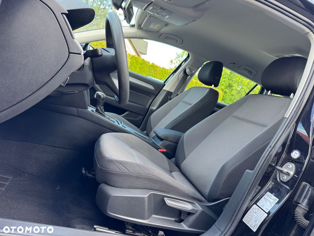 Volkswagen Passat 1.6 TDI SCR DSG Conceptline - 20