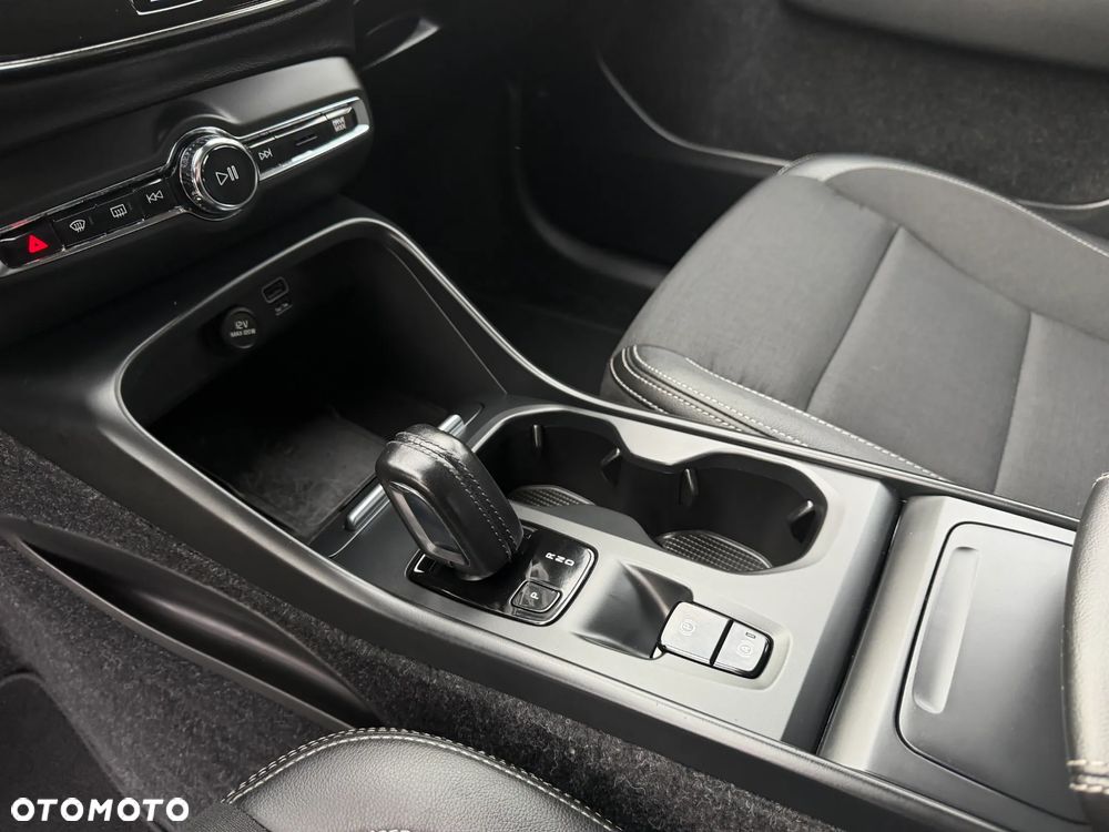 Volvo XC 40 D3 AWD Momentum Pro - 26