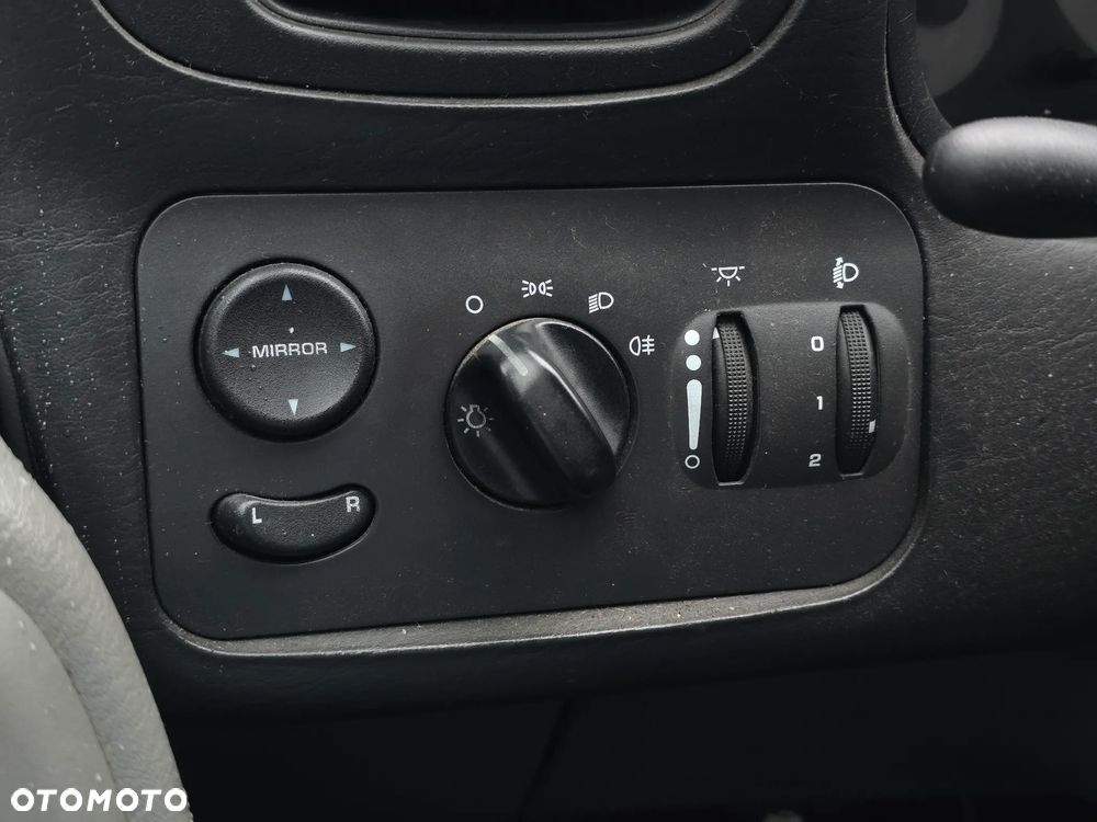 Chrysler Voyager 2.4 SE - 31