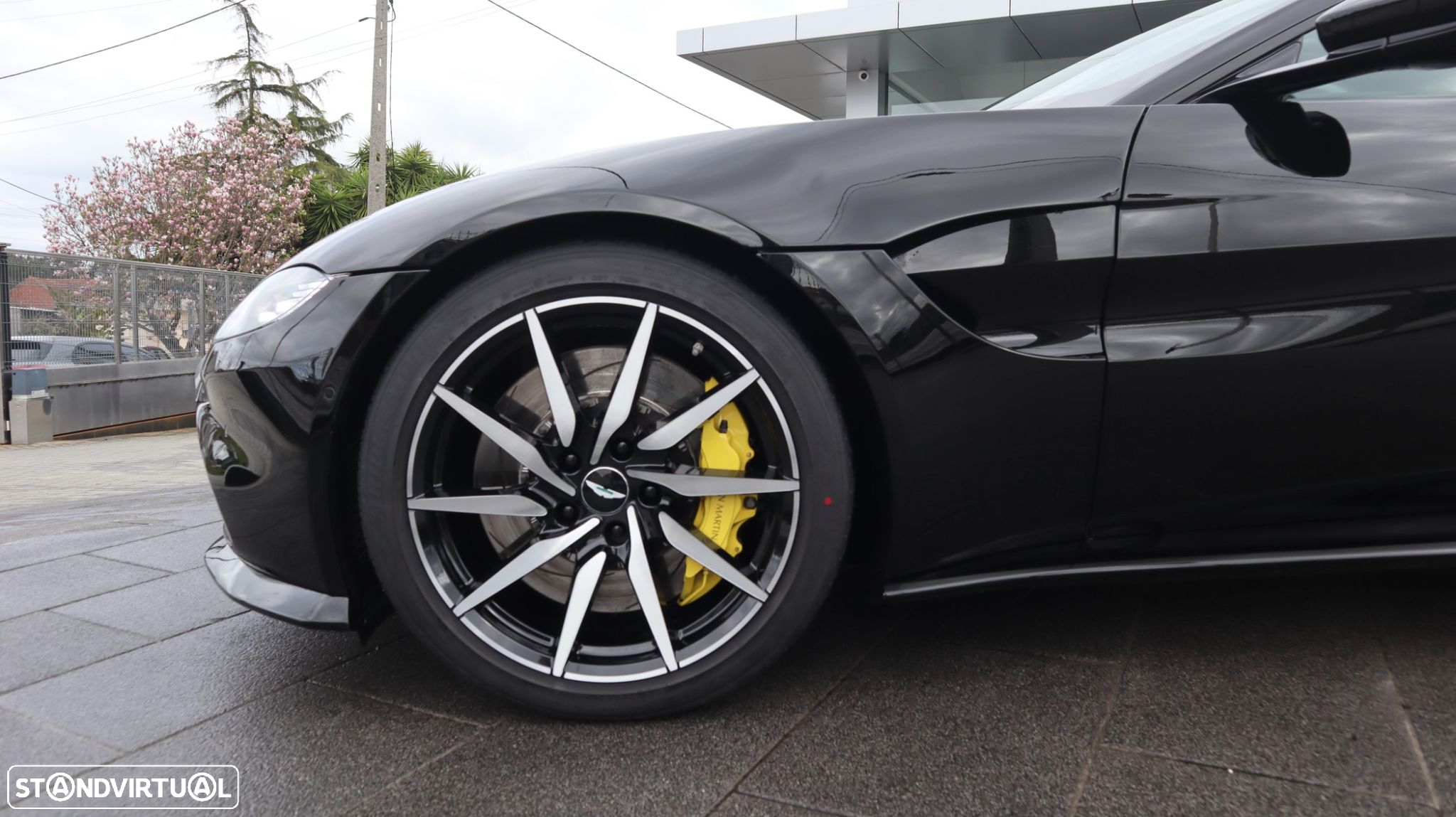 Aston Martin Vantage Coupe V8 - 12