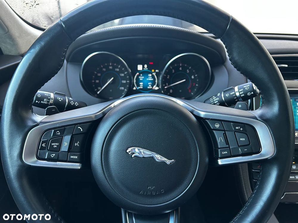 Jaguar F-Pace P250 AWD - 17