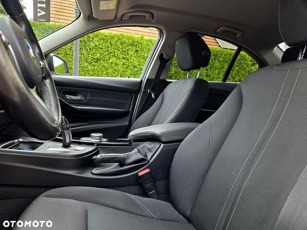 BMW Seria 3 318i - 10