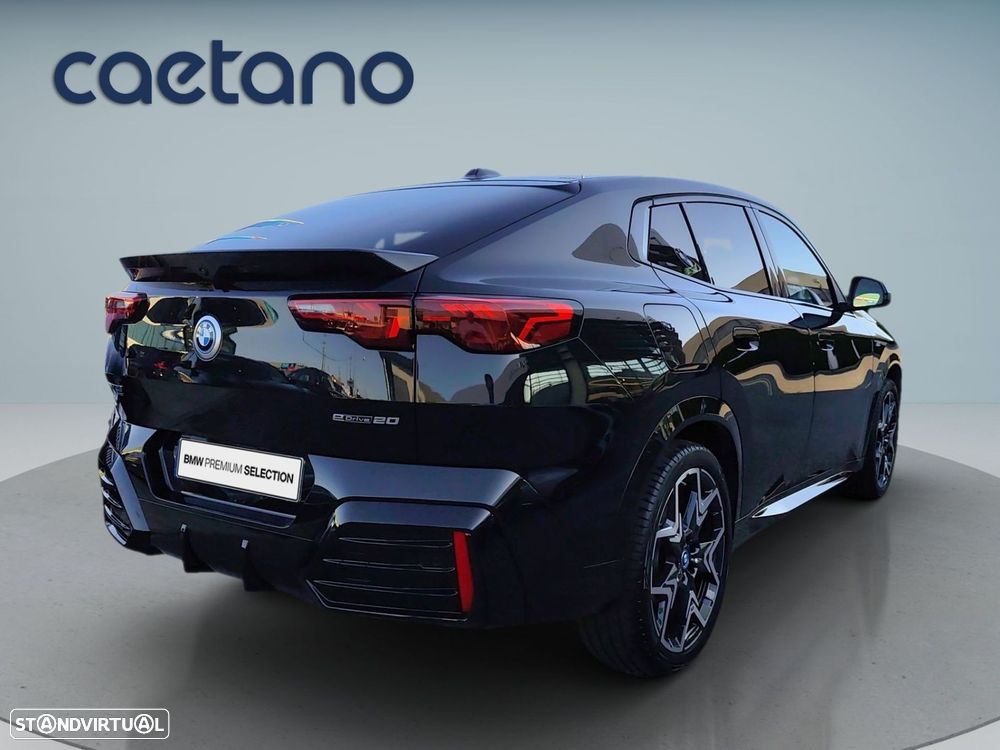 BMW iX2 eDrive20 Pack Desportivo M - 8