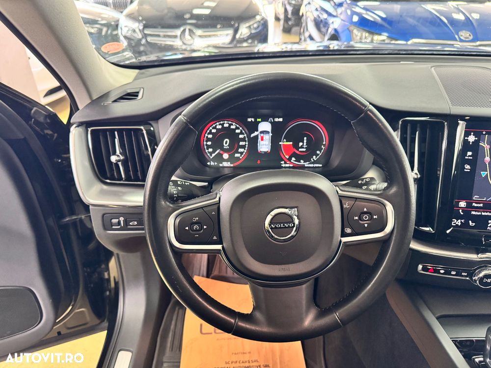 Volvo XC 60 T8 Twin Engine AWD Momentum Pro - 27