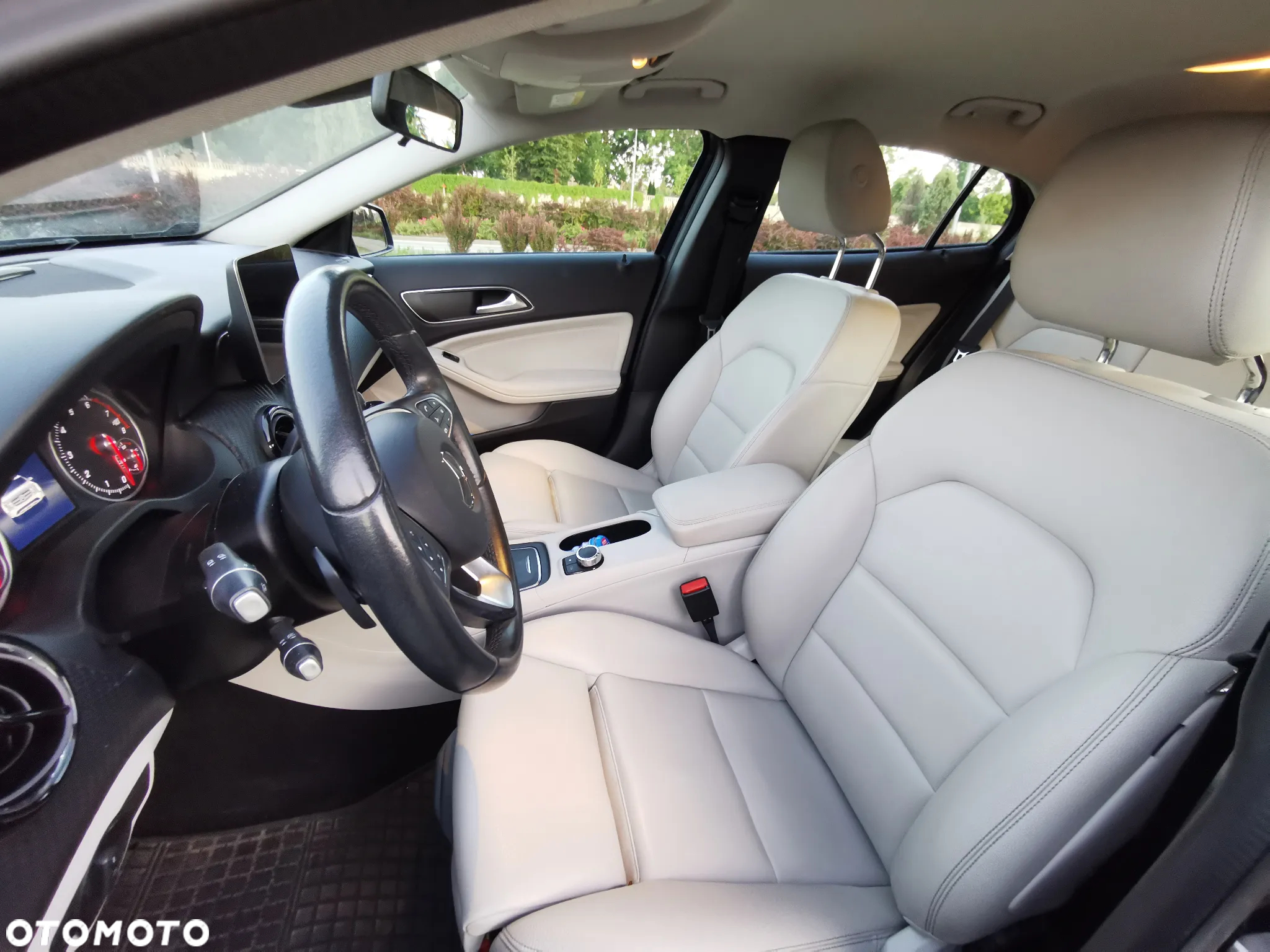 Mercedes-Benz GLA 200 7G-DCT - 13