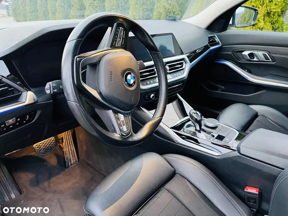 BMW Seria 3 318d mHEV - 4