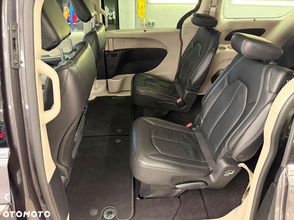 Chrysler Pacifica - 17
