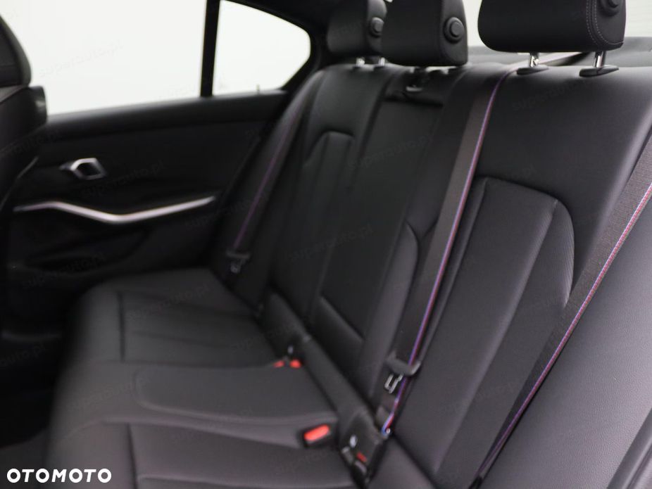 BMW Seria 3 320i xDrive M Sport - 14