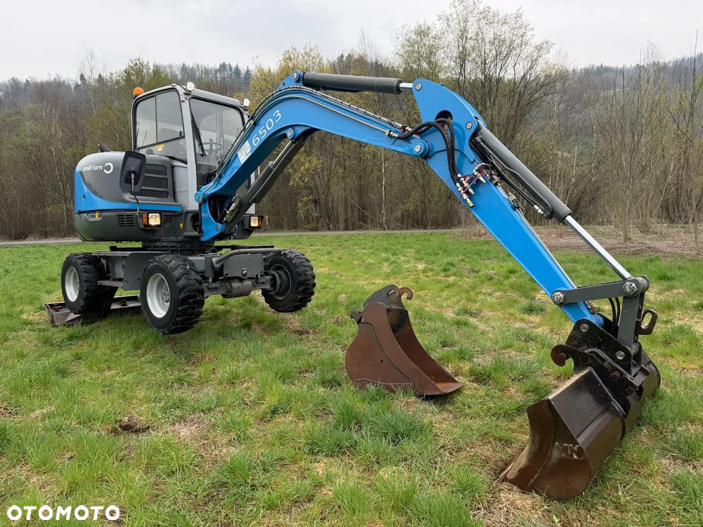 Wacker Neuson 6503 Koparka Kołowa 7ton. Nowe Podwójne Opony z felgami dodatkowe! Niski Przebieg. Maszyna w Bardzo ładnym Stanie. Pochodzi z Komuny Norweskiej. Silnik YANMAR 65KM. Zero luzów wycieków 2 łyżki Okazja. Maszyna pracowała sporadycznie przy lekkich pracach publicznych. Zero zużycia. Dekra 2026r Dokumentacja. Stabilizatory. Zamki na tłokach. 3 sekcje Hydrauliczne. Szybka wolna Jazda. Silnik YANMAR - 24
