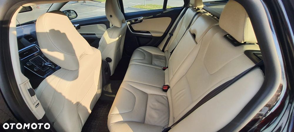 Volvo V60 D6 AWD Plug-in Hybrid R-Design Summum - 14